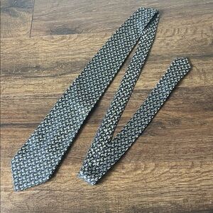 Roundtree & Yorke Paisley Silk Tie – Navy & Green Classic Pattern